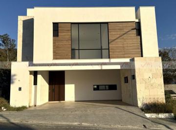 Casa · 338m² · 3 Recámaras · 3 Estacionamientos · Casa en Venta en Monterrey