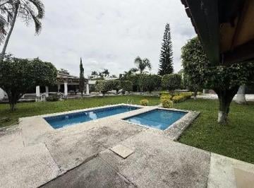 Casa · 1804m² · 8 Recámaras · 10 Estacionamientos · Propiedad con 3 Villas Alberca Chapoteadero y Palapa