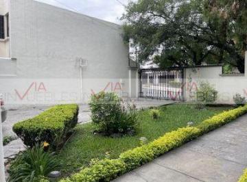 Casa · 300m² · 5 Recámaras · 6 Estacionamientos · Casa en Venta en Vista Hermosa