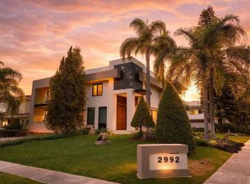 Casa de 4 habitaciones, Zapopan · Casa en Esquina y Frente a Parque en Venta en Valle Real