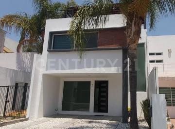 Casa · 258m² · 3 Recámaras · 2 Estacionamientos · Venta de Casa en Lomas del Valle Puebla