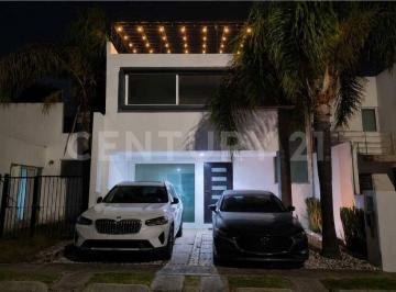 Casa · 258m² · 3 Recámaras · 2 Estacionamientos · Venta de Casa en Lomas del Valle Puebla