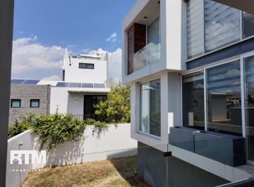 Casa · 450m² · 4 Recámaras · 2 Estacionamientos · Casa en Venta en La Loma Club de Golf