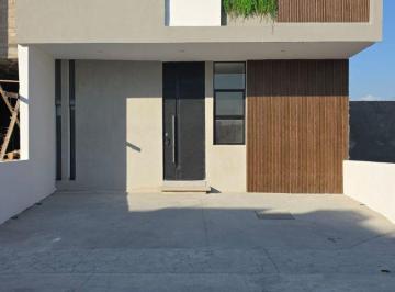 Casa de 3 habitaciones, Villa de Alvarez · Casa en Venta en Coto Privado Mina de Oro Acceso Controlado Caseta de Vigilancia con Alberca y Club