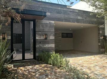 Casa · 491m² · 3 Recámaras · 3 Estacionamientos · Casa en Venta en La Campiña del Bosque León Guanajuato