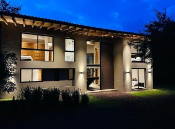 Casa en condominio · 340m² · 4 Recámaras · 4 Estacionamientos · Casa del Bosque Valle Santana Valle de Bravo