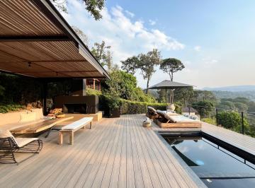 Casa · 389m² · 5 Recámaras · 3 Estacionamientos · Casa con Vista Al Lago Valle de Bravo