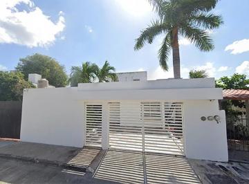 Casa de 3 habitaciones, Cancún · Casa con 218 m² de Superficie de Terreno y 3 Recámaras en Venta en Supermanzana 27