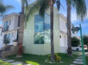Casa · 368m² · 3 Recámaras · 2 Estacionamientos · Casa en Renta en Jardin Real, Zapopan.