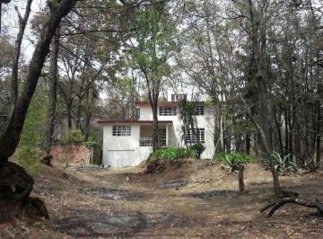 Casa · 250m² · 4 Recámaras · 8 Estacionamientos · Venta de Casa a Precio de Terreno, en Villa del Carbon