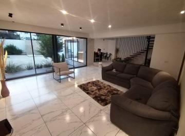 Casa · 230m² · 5 Estacionamientos · Casa en Villa del Carbón