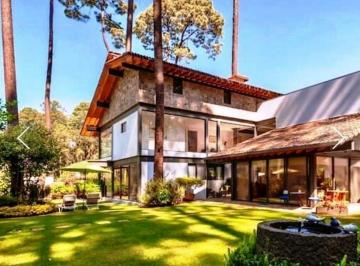 dc57d77f02b6b937b99811eefb81373b30d4733e663feda16eb6065cc62a2502 · Bosque Verde, Circuito Avándaro, Valle de Bravo. Casa en Condominio con Bungalow