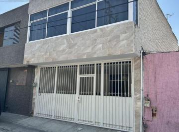 Casa · 414m² · 6 Recámaras · 2 Estacionamientos · Excelente Casa con Departamento y Local Comercial en Venta Super Ubicada!