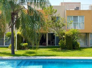 Casa · 115m² · 3 Recámaras · 2 Estacionamientos · Casa con Roof Garden y Alberca en Condominio en Venta en Yautepec Mor.