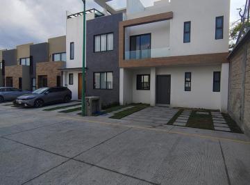 Casa · 200m² · 3 Recámaras · Se Vende Casa de Tres Niveles Dentro de Fraccionamiento