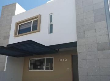 Casa · 220m² · 3 Recámaras · 2 Estacionamientos · Casa - Fraccionamiento Cumbres del Lago