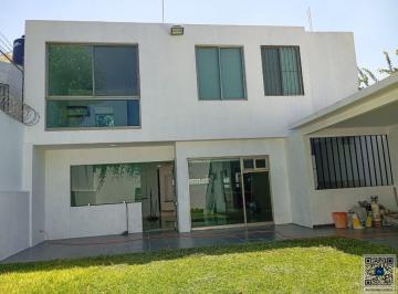 Casa · 320m² · 4 Recámaras · 4 Estacionamientos · Propiedad Amplia y Versátil en Jardines de Guadalupe, Zapopan