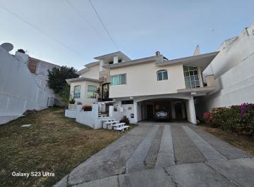 Casa · 482m² · 4 Recámaras · 6 Estacionamientos · Casa en Privada de Gran Jardin en Leon, Guanajuato, Mexico