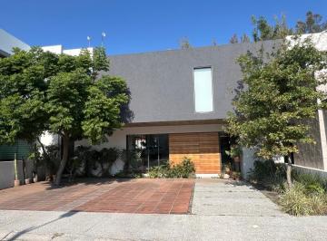 Casa de 3 habitaciones, Morelia · Casa de Diseño Exclusivo en Venta: Amplias Áreas Sociales y Cocina con Isla