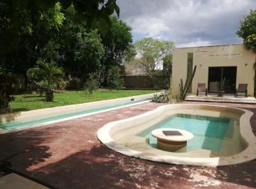 Casa · 489m² · 3 Recámaras · 5 Estacionamientos · Venta Enorme Casa de 1 Planta 3 Recámaras Enorme Terreno y Paneles Solares Esquina en Dzitya