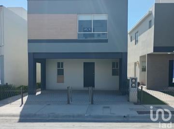 Casa · 146m² · 3 Recámaras · 2 Estacionamientos · Casa en Venta Al Poniente de Saltillo en Colonia Triana.