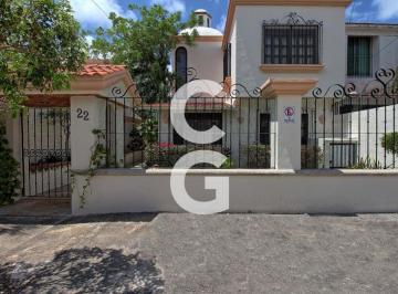 Casa · 300ha · 3 Recámaras · 2 Estacionamientos · Casa en Venta en Cancún en Calle Farallón Sm 15 con 3 Recámaras