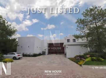 1 · Residencia de Una Planta en El Bosque Country Club con Alberca y Cine