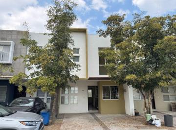 Casa en condominio de 4 habitaciones, Zapopan · Casa en Coto Altavista Bosque, Zapopan Norte, con Recámara en Planta Baja