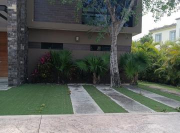Casa · 556m² · 4 Recámaras · 5 Estacionamientos · Casa en Venta en Cancún | Lagos del Sol | Alberca y Casa Club