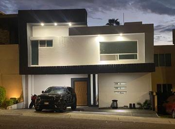 Casa de 4 habitaciones, Querétaro · Casa en Venta con Alberca en Cumbres del Lago | Doble Altura + 4 Recámaras + Smart Home