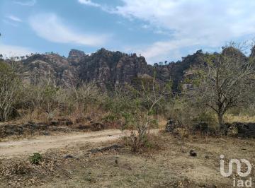 Terreno / Lote · 1760m² · Terreno en Venta en Tepoztlán con Vistas Panorámicas a Las Montañas.