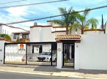 Casa · 250m² · 3 Recámaras · 3 Estacionamientos · Casa en Venta Villas del Mesón