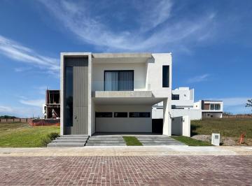 Casa · 210m² · 2 Recámaras · 2 Estacionamientos · Casa Nueva con Paneles Solares en Venta en Punta Tiburon