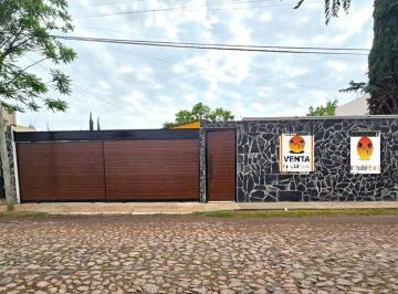 Casa · 450m² · 3 Recámaras · 4 Estacionamientos · Casa en Venta en Jurica de 1 Piso