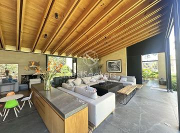 Casa de 5 habitaciones, Valle de Bravo · Casa Moderna en Venta en Avándaro