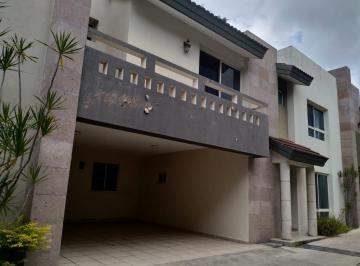 Casa · 204m² · 3 Recámaras · 2 Estacionamientos · Casa - Petrolera