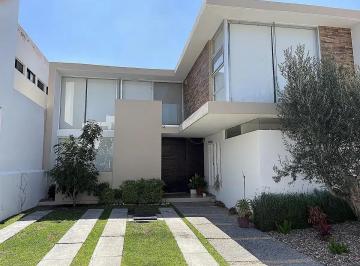 1 · Casa en Venta en Lomas de Juriquilla - 3 Recámaras, Cada Una con Baño, Terraza y Seguridad 24/7