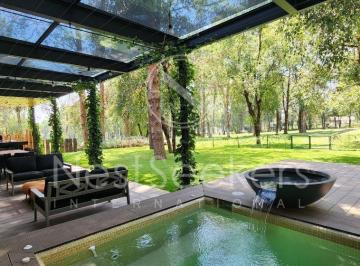 Casa de 5 habitaciones, Valle de Bravo · Casa en Venta en Rancho Avandaro