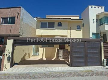 Casa de 4 habitaciones, Querétaro · Casa Habitación con Departamento y Cuarto de Servicio. Ea