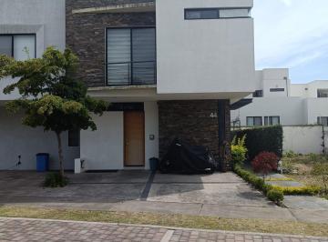 Casa de 3 habitaciones, Zapopan · Casa Dentro de Coto Frente a Parque