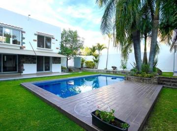 Casa · 450m² · 3 Recámaras · 4 Estacionamientos · Casa con Alberca en Cuernavaca Clave Cs441