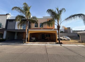 Casa · 135m² · 3 Recámaras · 2 Estacionamientos · Hermosa Casa en Venta