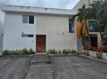 Casa en condominio · 330m² · 3 Recámaras · 4 Estacionamientos · Casa en Venta en Residencial Cumbres en Cancún