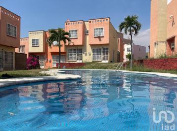 Casa · 34m² · 2 Recámaras · 1 Estacionamiento · Renta de Casa a Pie de Alberca en Punta Verde Temixco