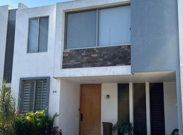 Hermosa Casa con espacio de dos autos en cochera · Amplia Casa en Solares con A/c, Jardín y Cuarto de Servicio