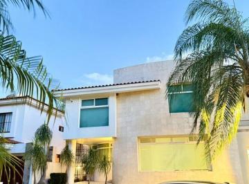 Casa · 456m² · 4 Recámaras · 5 Estacionamientos · Residencia en Venta o Renta Valle Real