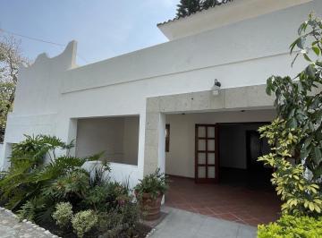 Casa · 243m² · 4 Recámaras · 1 Estacionamiento · Casa Sola en Venta en Col. Miraval, Cuernavaca