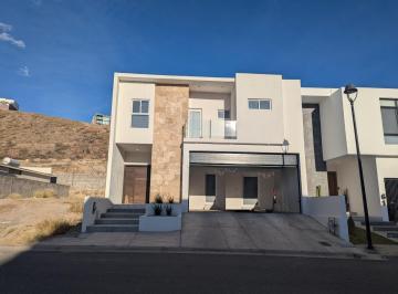Casa · 300m² · 3 Recámaras · 2 Estacionamientos · Renta Casa con Celdas Solares Bosque real¡¡Canteras!