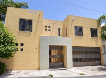 Casa · 300m² · 5 Recámaras · 4 Estacionamientos · Casas en Venta en Viejo Roble