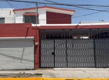 Casa · 327m² · 5 Recámaras · 2 Estacionamientos · Casas en Venta en Residencial Abraham Lincoln